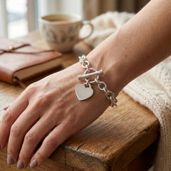 Silver Tone Heart Toggle Bracelet for Women – Classic Link Bracelet with Engravable Charm & Toggle Clasp – Elegant Gift Jewelry for Everyday & Special Occasions